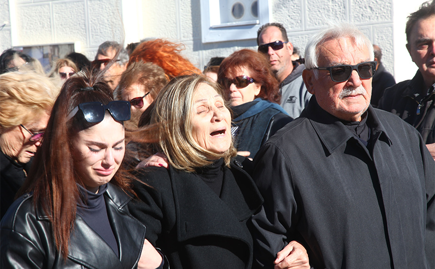 Θρήνος στην κηδεία της 43χρονης που δολοφόνησε ο 71χρονος σύντροφός της στη Σαλαμίνα – Απαρηγόρητη η μητέρα της