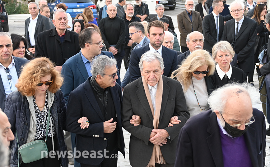 Με το αγαπημένο καπέλο του κηδεύτηκε ο σπουδαίος συγγραφέας Βασίλης Βασιλικός – Η τελευταία του επιθυμία