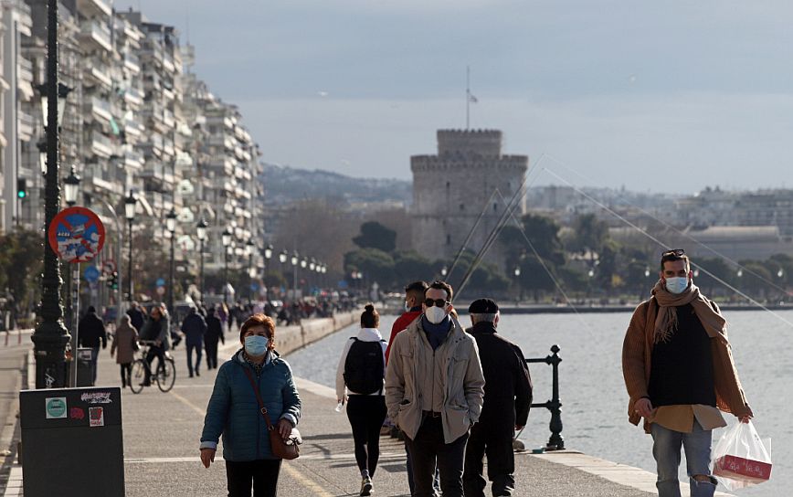 Κορονοϊός: Στο «κόκκινο» το ιικό φορτίο στη Θεσσαλονίκη, σαρώνει και η γρίπη