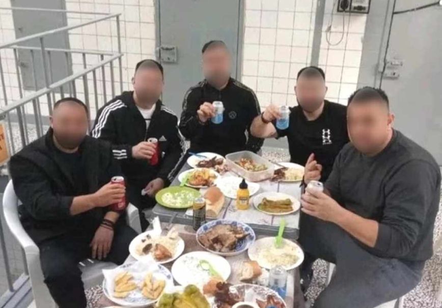Η φωτογραφία με το χριστουγεννιάτικο «τσιμπούσι» κρατουμένων με ποτά μέσα σε κελί στον Κορυδαλλό
