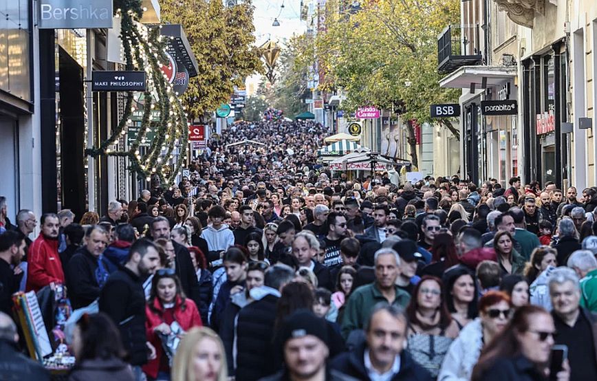 Αυξημένη η κίνηση στην αγορά, παραμονή Χριστουγέννων &#8211; Στις 18.00 κλείνουν τα καταστήματα, στις 20.00 τα εμπορικά