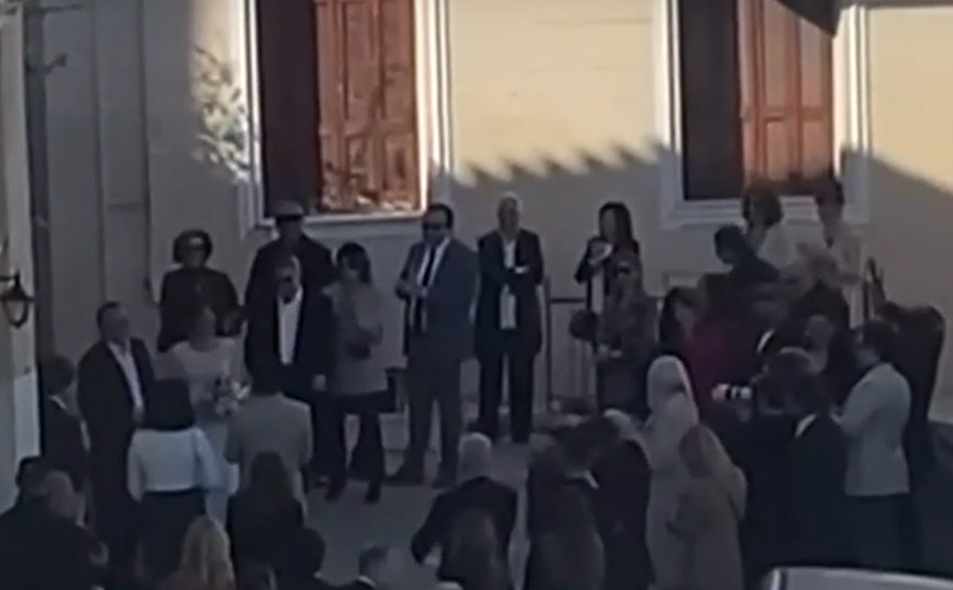 Οι πρώτες εικόνες από τον γάμο της Δήμητρας Ματσούκα και του Πέτρου Κόκκαλη – Η άφιξη της νύφης, η θερμή αγκαλιά και το τρυφερό φιλί