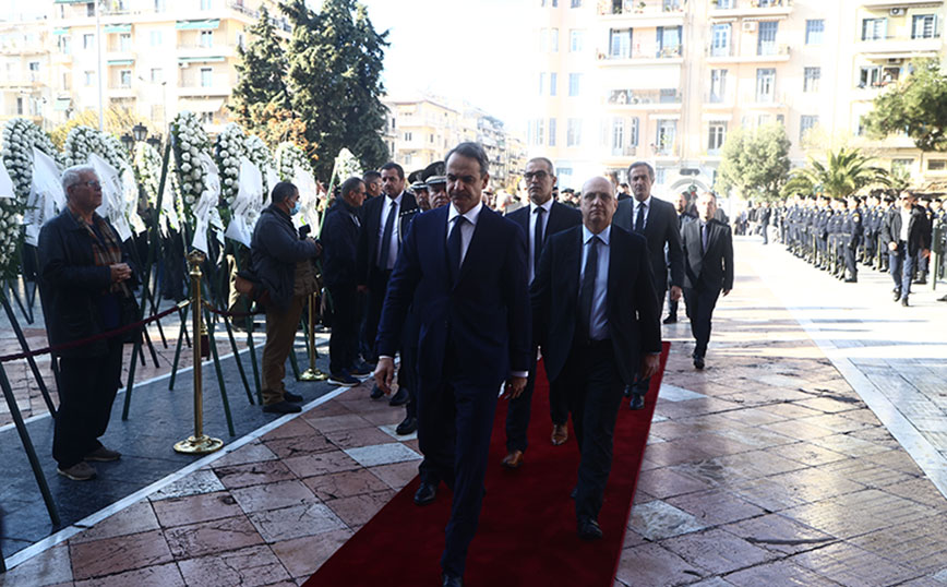 Η Θεσσαλονίκη θρηνεί για τον Γιώργο Λυγγερίδη – Γέμισε με στεφάνια ο Άγιος Δημήτριος, πλήθος κόσμου στην κηδεία του