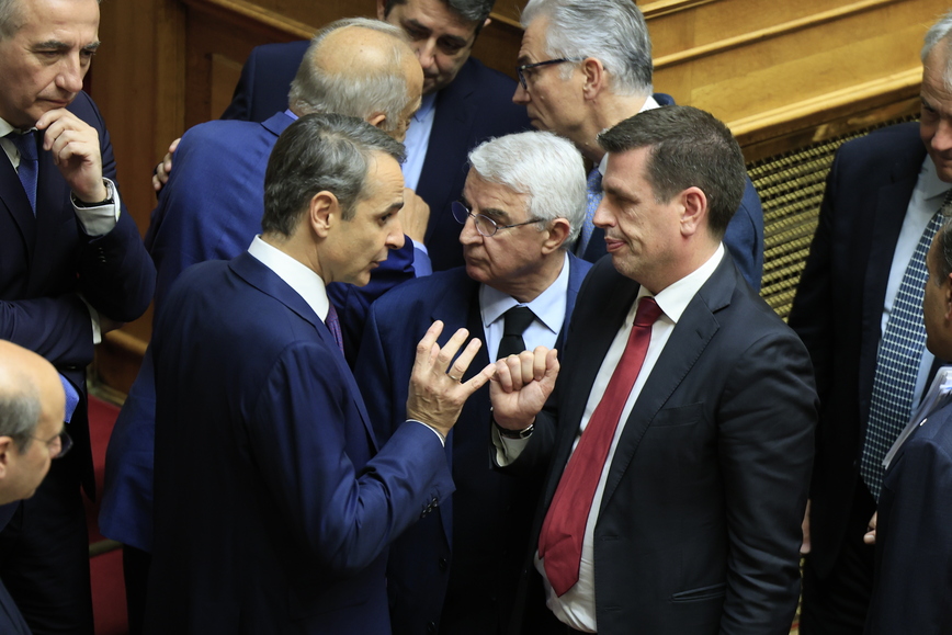 Ψηφίζεται σήμερα η τροπολογία για τους μετανάστες – Οι γαλάζιες αντιδράσεις και η στάση Σαμαρά