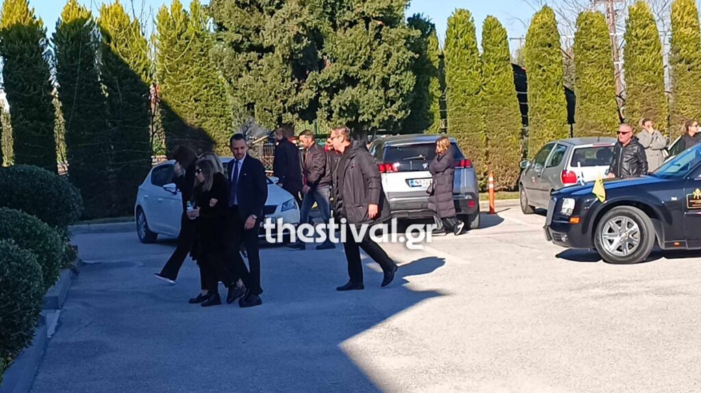 Έφτασε στο γραφείο τελετών η σορός του Βασίλη Καρρά – Υποβασταζόμενες η σύζυγος και η κόρη του