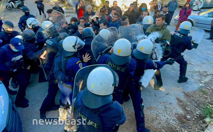 Σοβαρά επεισόδια στα Άνω Πετράλωνα μεταξύ κατοίκων και αστυνομικών για έξωση οικογένειας &#8211; Δείτε φωτογραφίες