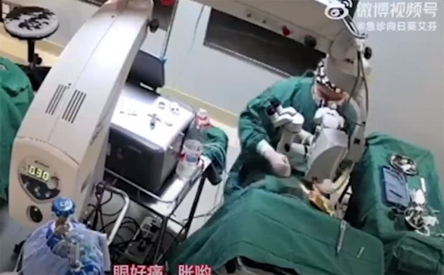 Γιατρός έριξε μπουνιές σε ηλικιωμένη κατά τη διάρκεια επέμβασης επειδή… κουνήθηκε