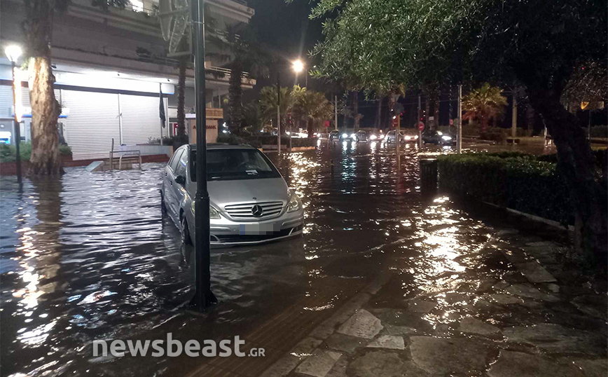 Πλημμύρισαν δρόμοι στο Παλαιό Φάληρο, προβλήματα στην κυκλοφορία λόγω της έντονης βροχόπτωσης στην Αττική