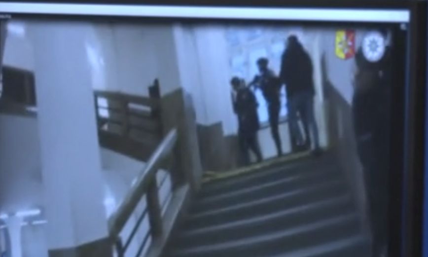 Μακελειό στην Πράγα: To συγκλονιστικό βίντεο από τις κάμερες των αστυνομικών και οι διάλογοι – «Κάθαρμα! Αντε γ… βρωμιάρη!»