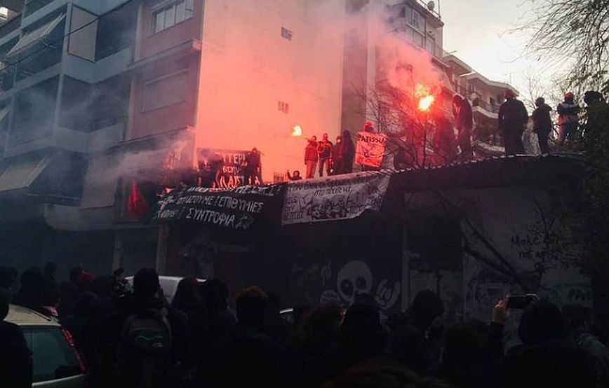 Πατήσια: Ένταση με δακρυγόνα και χημικά σε επιχείρηση ανακατάληψης στο «Στέκι Άνω-Κάτω Πατησίων»