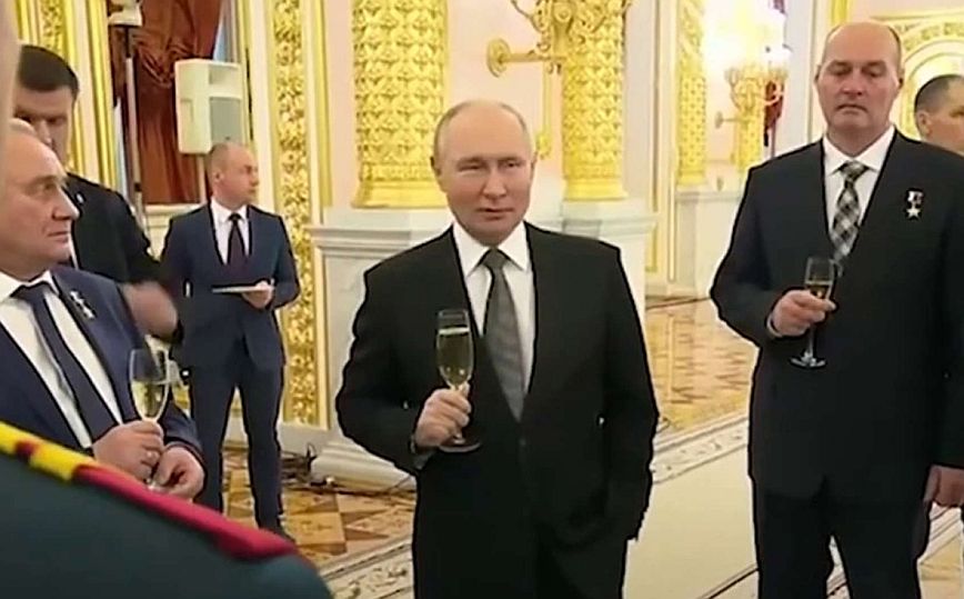 O Πούτιν κρατά ένα ποτήρι σαμπάνια και χαρακτηρίζει τους Ουκρανούς ηγέτες ηλίθιους και νεοφασίστες
