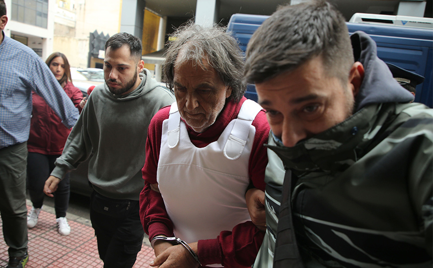 Στα δικαστήρια Πειραιά ο 71χρονος που δολοφόνησε την 43χρονη στη Σαλαμίνα – Η κυνική ομολογία του