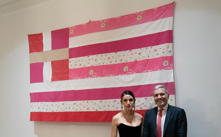 Η ροζ ελληνική σημαία στο γενικό προξενείο της Νέας Υόρκης ξεσήκωσε αντιδράσεις – Τι λέει η δημιουργός του, Γεωργία Λαλέ