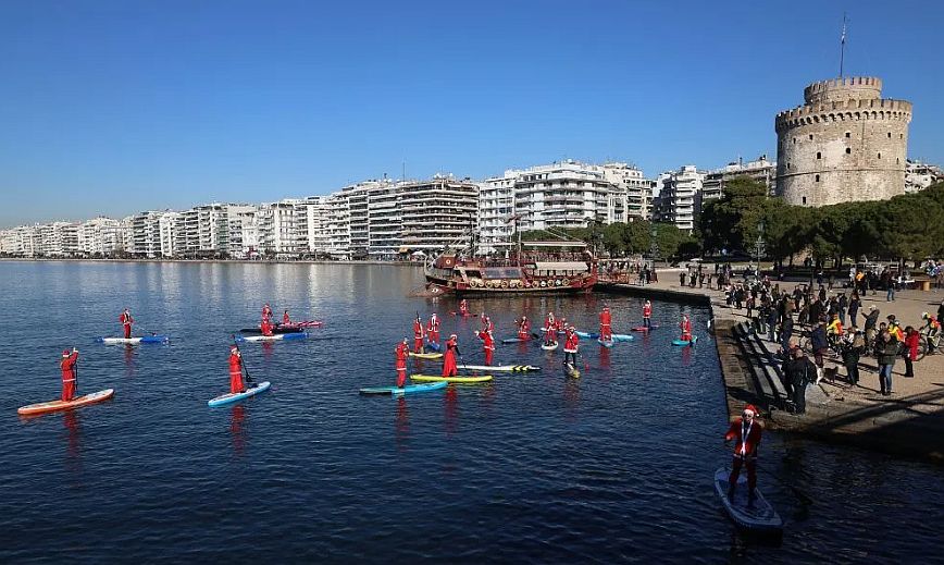 Θεσσαλονίκη: Ντυμένοι Άγιοι Βασίληδες διέσχισαν τον Θερμαϊκό κάνοντας SUP