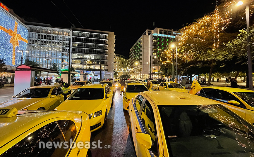 Κυκλοφοριακό «έμφραγμα» στο κέντρο της Αθήνας από την πορεία των ταξί – Τους σταμάτησε η αστυνομία