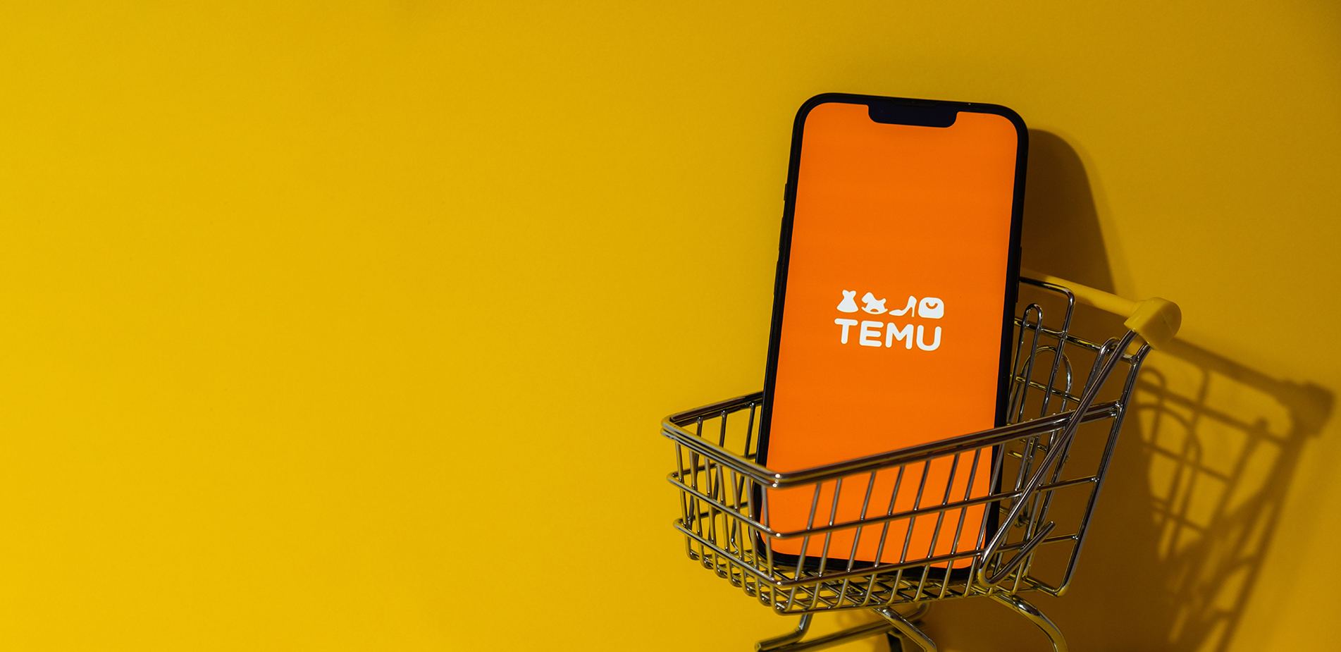 Το φαινόμενο Temu &#8211; Ποια είναι η εταιρεία που απειλεί την Amazon και πώς τάραξε τα νερά του ηλεκτρονικού εμπορίου