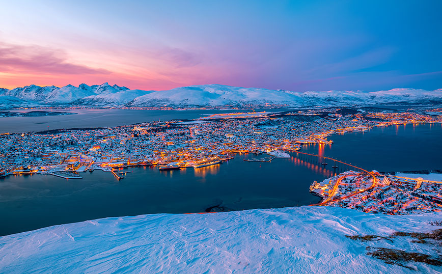 Η στιγμή που το Τρόμσο της Νορβηγίας βρίσκεται στην πιο φωτεινή στιγμή της μέρας το χειμώνα
