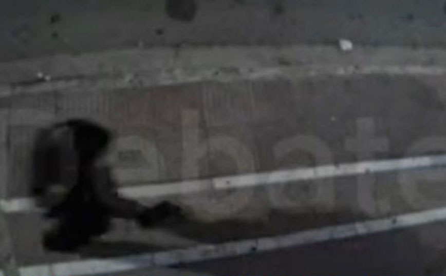 Απίστευτο τροχαίο στους Αγίους Αναργύρους- Αυτοκίνητο εκτόξευσε πεζό σε τζαμαρία καταστήματος