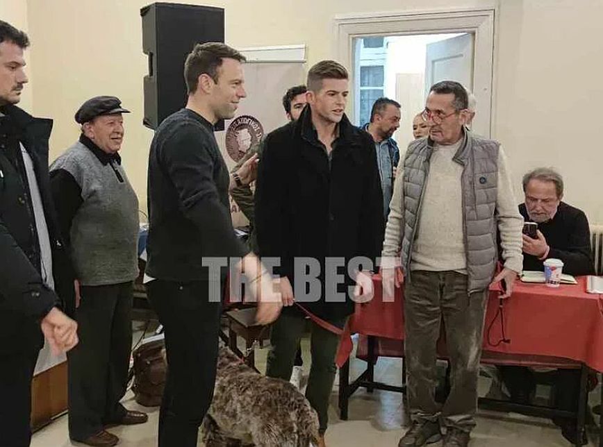 Ο Στέφανος Κασσελάκης πήγε μετά τη Βουλή μαζί με τον σύζυγό του Τάιλερ και τη σκυλίτσα τους Φάρλι στην Πάτρα