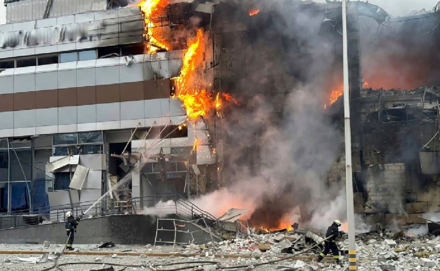 Τουλάχιστον 18 άνθρωποι σκοτώθηκαν από το τελευταίο κύμα ρωσικών επιθέσεων στην Ουκρανία