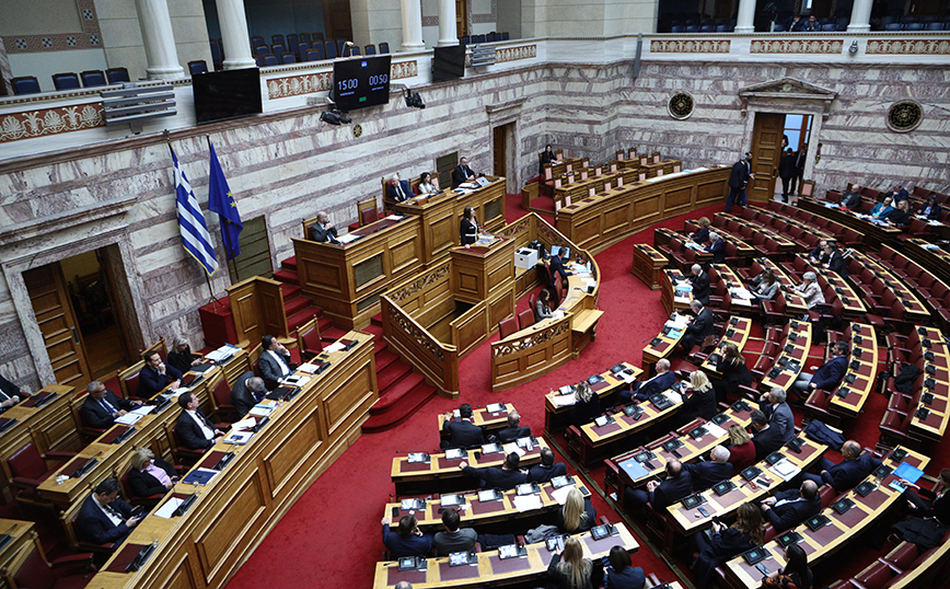 Με 262 ψήφους πέρασε από τη Βουλή η τροπολογία που χορηγεί άδεια διαμονής στους μετανάστες