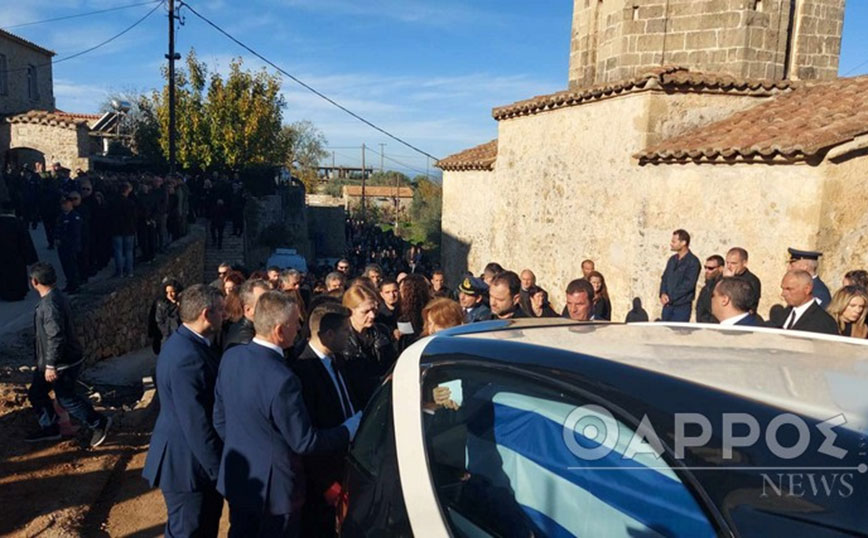 Σε κλίμα οδύνης η κηδεία του επισμηναγού Κωστέα, που σκοτώθηκε κατά τη συντριβή αεροσκάφους στην Καλαμάτα