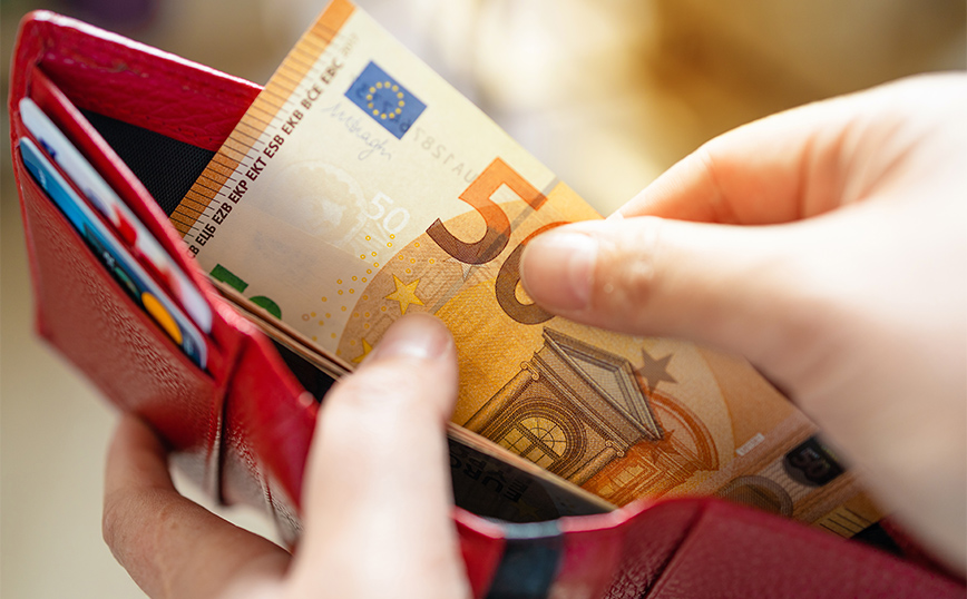 Πότε καταβάλλονται επιδόματα και δώρο Χριστουγέννων