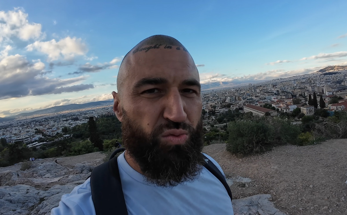 Αυστραλός ΥouΤuber εξερευνά τη νύχτα στην… Ομόνοια – «Ο χειρότερος δρόμος που έχω περπατήσει»