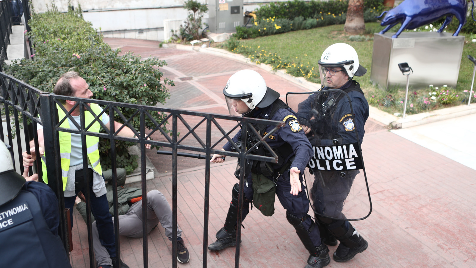 Ένταση με απεργούς των ΟΤΑ και αστυνομία στο υπουργείο Εσωτερικών
