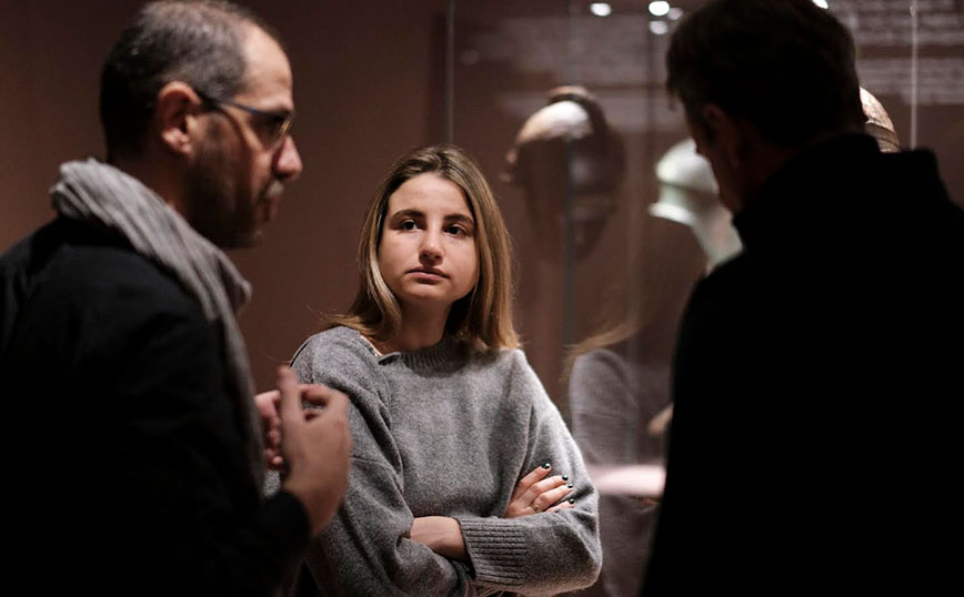 Ο Κυριάκος Μητσοτάκης με την κόρη του Δάφνη επισκέφθηκαν το Μουσείο Κυκλαδικής Τέχνης