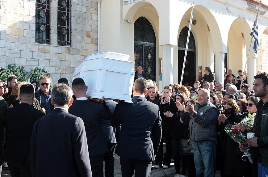 Σε κλίμα οδύνης η κηδεία του Μπάμπη στο Μεσολόγγι – Τα χειροκροτήματα κι ο σπαραγμός της μάνας του