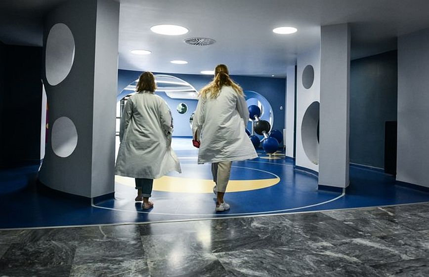 Μάχη για τη ζωή του δίνει ο 4χρονος που ξυλοκόπησε ο πατριός του – Κρύβεται στα Μέγαρα, αποκάλυψε συγγενής της μητέρας
