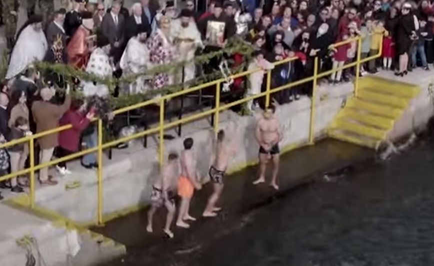 Viral η τελετή του Αγιασμού των υδάτων στη Μυτιλήνη – Ο ιερέας έδωσε… ασίστ στον κολυμβητή