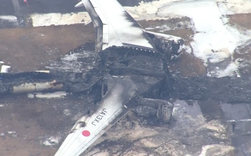 Ό,τι απέμεινε από το φλεγόμενο αεροπλάνο σε αεροδρόμιο του Τόκιο &#8211; Από θαύμα γλίτωσαν οι 379 επιβάτες