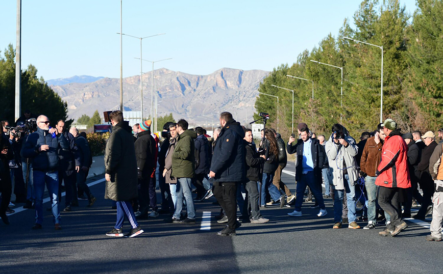 Συνάντηση Αυγενάκη με αγρότες στο μπλόκο της Βοιωτίας