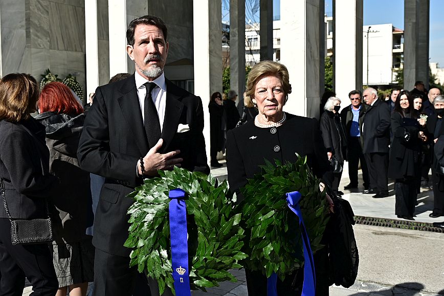 Η  Άννα Μαρία και ο γιoς της Παύλος παραβρέθηκαν στην κηδεία της Αιμιλίας Γερουλάνου στο Α&#8217; Νεκροταφείο Αθηνών 