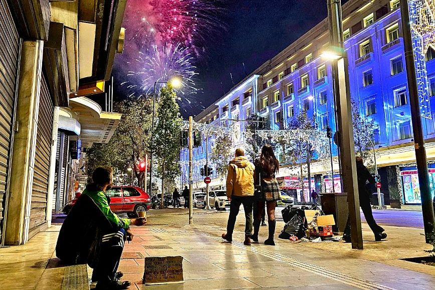 Άστεγος στην αλλαγή του χρόνου βλέπει τα πυροτεχνήματα από την Πανεπιστήμιου