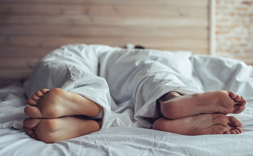 Ζευγάρι ξαπλωμένο στο κρεβάτι μακριά ο ένας από τον άλλο Ζευγάρι ξαπλωμένο στο κρεβάτι μακριά ο ένας από τον άλλο