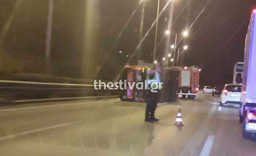 Θεσσαλονίκη: «Δίπλωσε» νταλίκα στη γέφυρα του Αξιού ποταμού