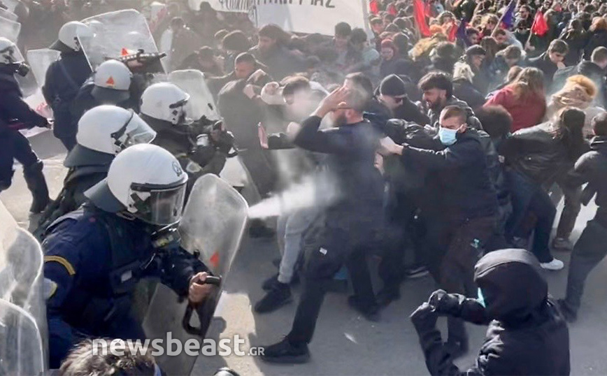 Ένταση έξω από τη Βουλή, χημικά και συμπλοκές ανάμεσα σε φοιτητές και ΜΑΤ – Δείτε φωτογραφίες και βίντεο