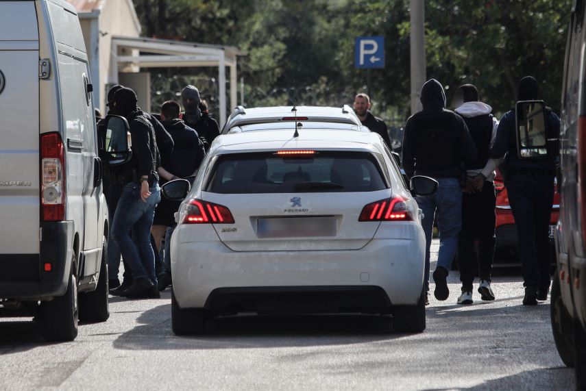 Στην Ευελπίδων οι συλληφθέντες για τις δολοφονίες Ρουμπέτη και Σκαφτούρου &#8211; Νέος κύκλος ερευνών από τις Αρχές