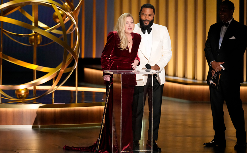 Η εμφάνιση &#8211; έκπληξη της Κριστίνα Άπλγκεϊτ στα βραβεία Emmy με μπαστούνι στη σκηνή και το ασταμάτητο χειροκρότημα