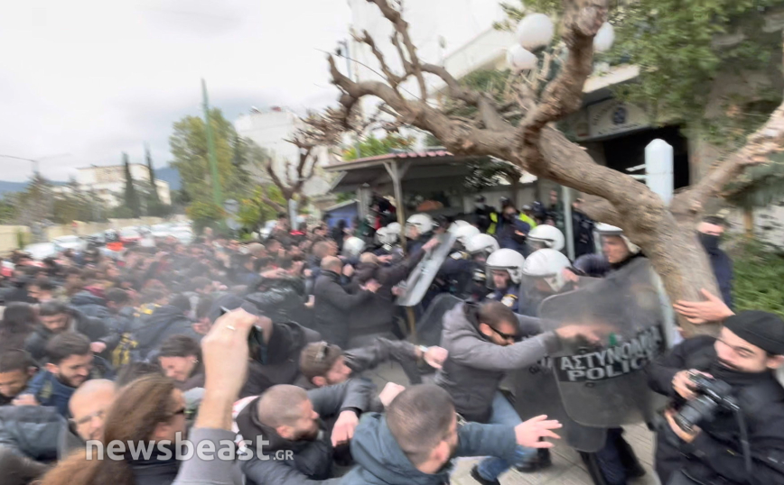 Φωτογραφίες από την ένταση και τα χημικά έξω από το αστυνομικό τμήμα Ζωγράφου μετά την έξωση της Ιωάννας Κολοβού