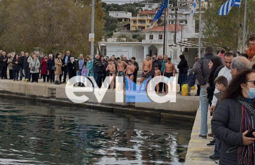 Μαθητής έπιασε πρώτος τον Σταυρό σε παραλία της Εύβοιας