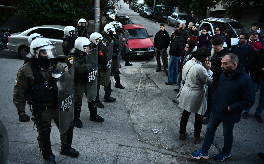 Προσήχθησαν η δημοσιογράφος Ιωάννα Κολοβού και ο γιος της &#8211; Ολοκληρώθηκε η έξωση από το σπίτι της