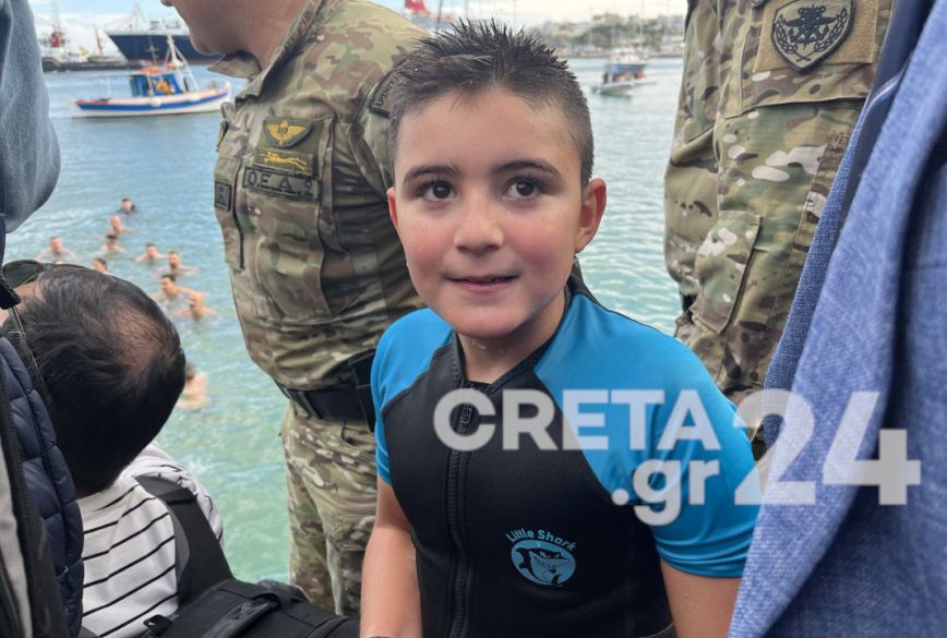 Ο 8χρονος Ευτύχης έπιασε τον σταυρό στο Ηράκλειο – «Μακριά από σκοταδισμούς» το μήνυμα του αρχιεπισκόπου Κρήτης