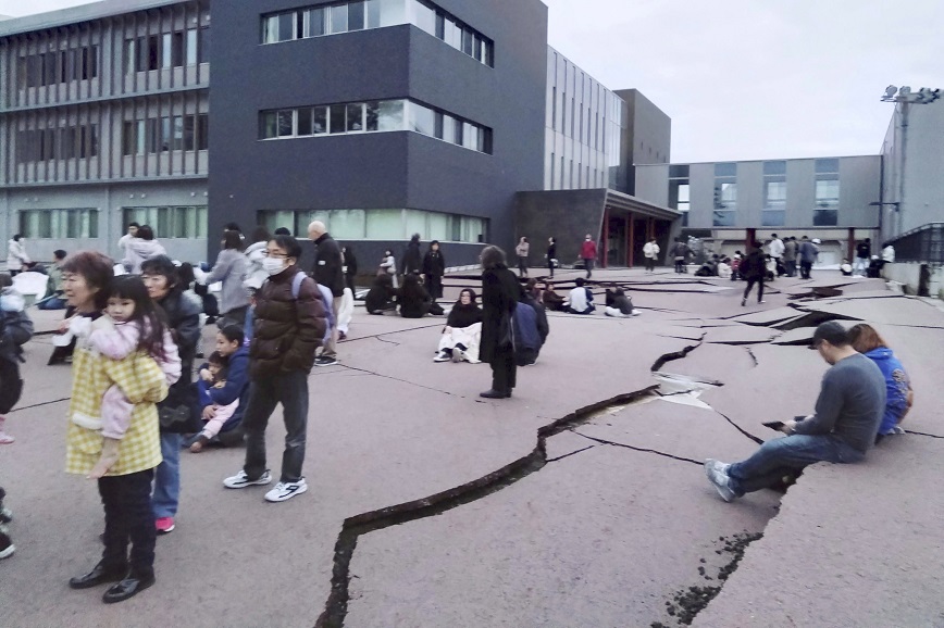 Απίστευτες εικόνες στην Ιαπωνία – Άνοιξαν δρόμοι και κατέρρευσαν κτίρια από τον ισχυρό σεισμό