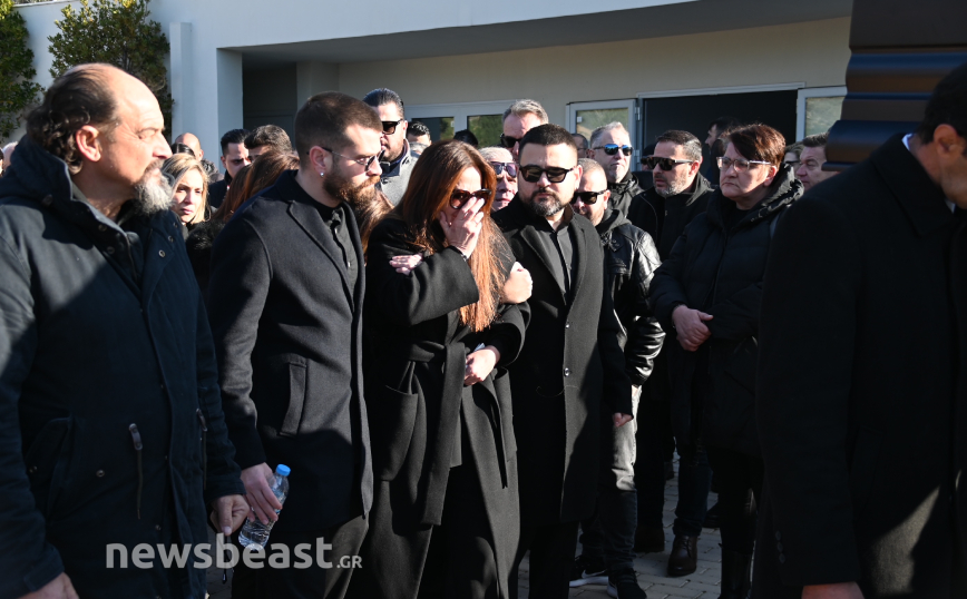 Κηδεύεται ο τραγουδιστής Χάρης Κωστόπουλος – Η οικογένεια του Βασίλη Καρρά στο τελευταίο «αντίο»