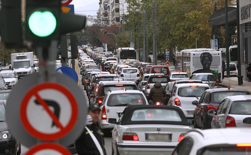 Φωτιά σε όχημα στη λεωφόρο Ποσειδώνος – Κίνηση στο ρεύμα προς Γλυφάδα