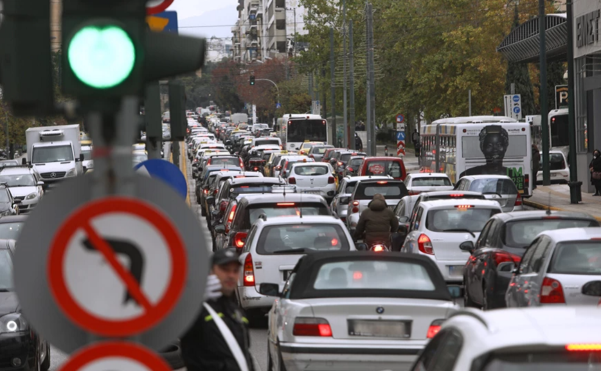 Φωτιά σε όχημα στη λεωφόρο Ποσειδώνος &#8211; Κίνηση στο ρεύμα προς Γλυφάδα